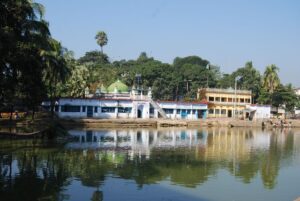 পুকুরসহ বায়েজিদ বোস্তামীর মাজার (২০০৮ সাল)